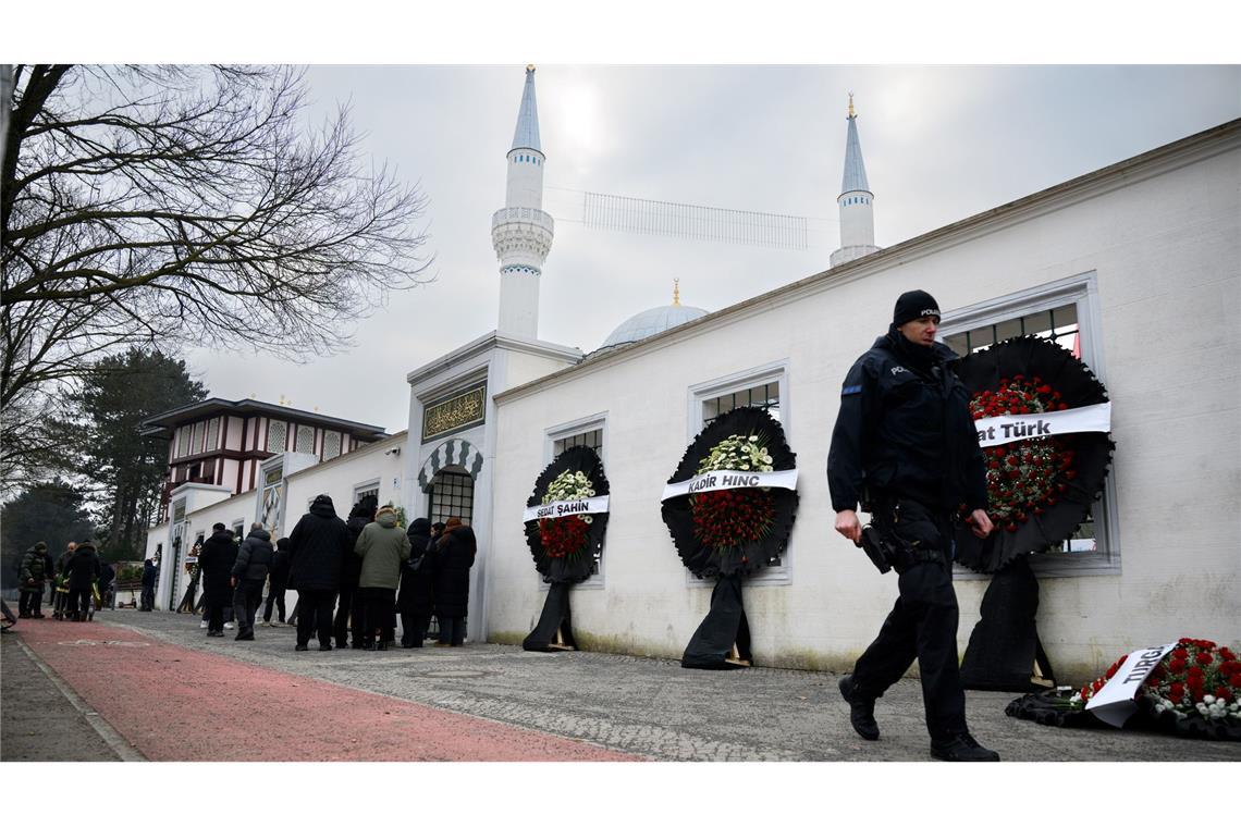 Blumengebinde stehen anlässlich eines Trauergebets vor der Beerdigung eines 62-Jährigen vor der Neuköllner Sehitlik-Moschee.