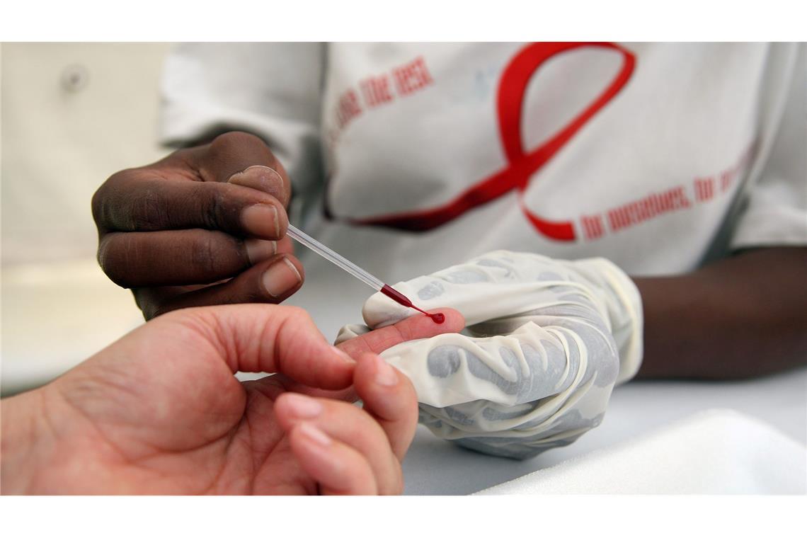 US-Hilfskürzungen - Sorge und Panik bei HIV-Infizierten Blutabnahme für einen HIV-Test in einer südafrikanischen Klinik (Archivbild)