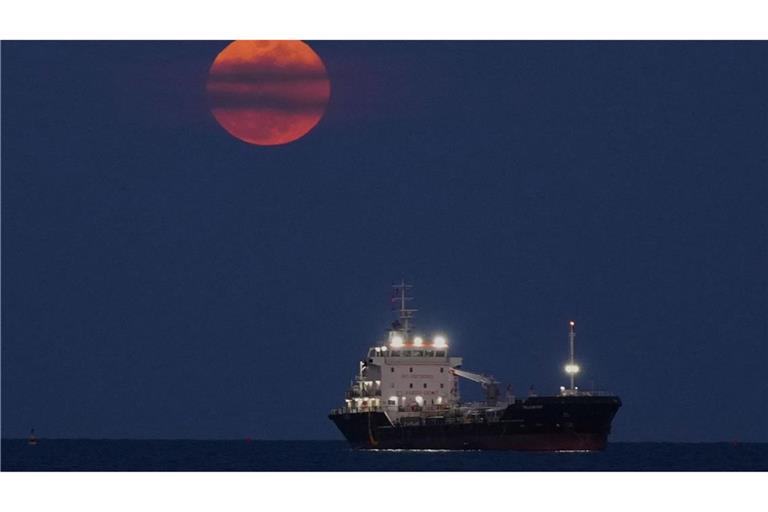 Blutmond und Handelsschiff vor Limassol (Zypern).