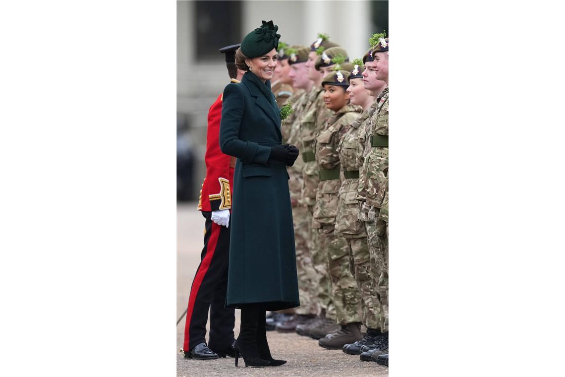 <b>März:</b> Grün muss sein am St. Patrick’s Day und Mäntel sind ohnehin eine Spezialität der Prinzessin – mit diesem flaschengrünen Exemplar aus dem Hause Alexander McQueen setzt Kate auf die richtige Karte. Chapeau fürs passende Hütchen!
