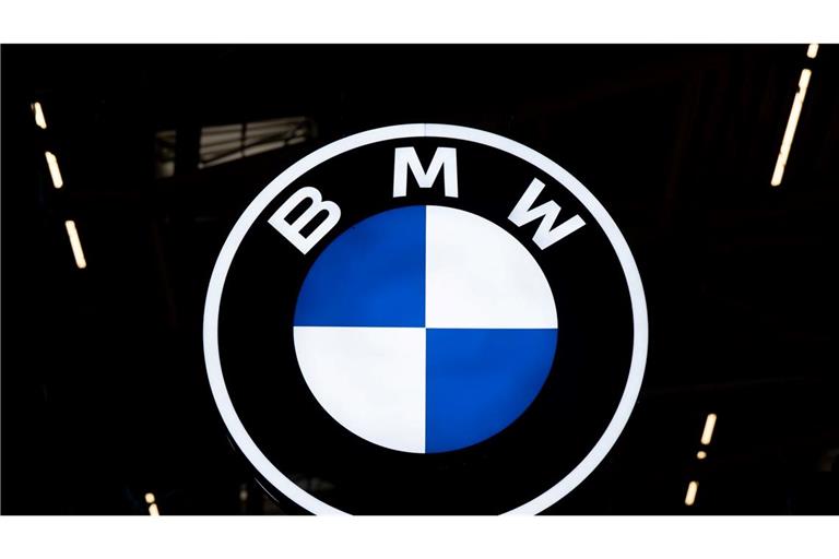 BMW bekommt die aktuelle Krise der Autoindustrie zwar zu spüren, stemmt sich aber bisher vergleichsweise erfolgreich gegen den Abwärtsstrudel. (Archivbild)