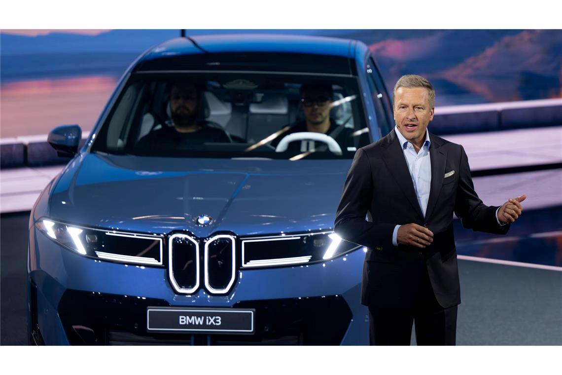 BMW-Chef Oliver Zipse und der neue iX3. Die Bestellungen für das erste Modell der neuen Klasse sind laut BMW gut. (Archivbild)