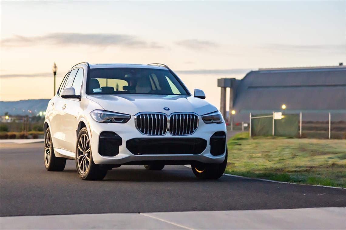 BMW ruft weltweit Hunderttausende Fahrzeuge zurück. Betroffen sind Modelle wie der X5, 3er und Z4. Grund ist ein Defekt im Starter, der Brandgefahr birgt. Alle Details hier.