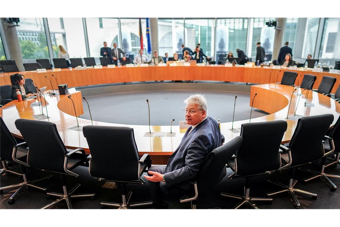 Seehofer, Scholz und Merkel Zeugen im Afghanistan-Ausschuss BND-Präsident Bruno Kahl musste im Untersuchungsausschuss kritische Fragen zu der Einschätzung des Bundesnachrichtendienstes im Sommer 2021 beantworten. Konkret ging es um Prognosen, wie rasch die Taliban in Kabul erneut die Macht übernehmen könnten. (Archivfoto)