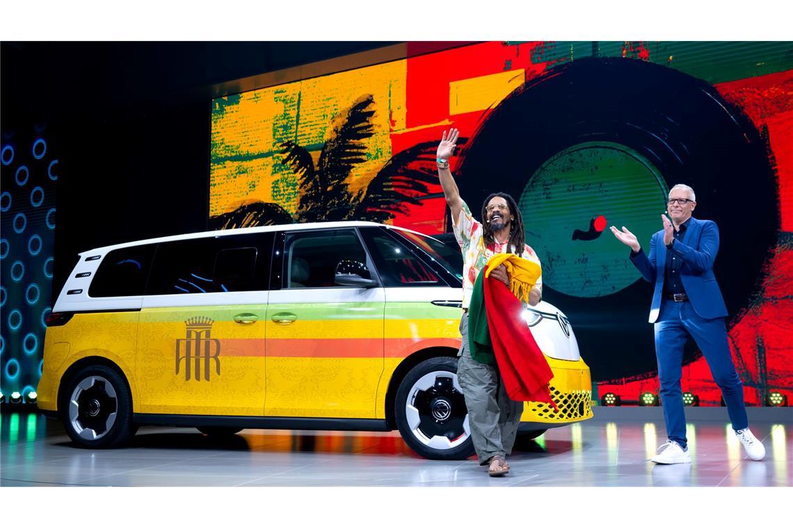 Bilder des Tages Bob Marleys Sohn trifft VW-Nutzfahrzeuge-Chef – und der ID.Buzz groovt mitten auf der IAA-Bühne.