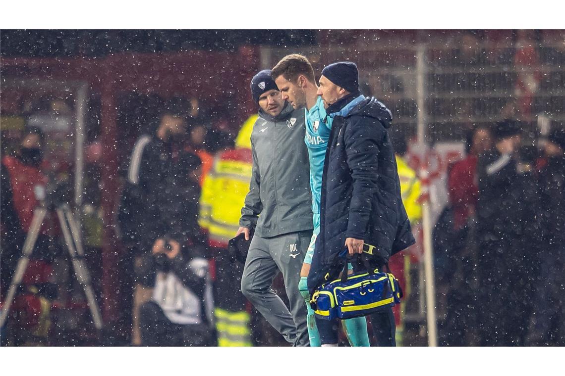 Union Berlin prüft zivilrechtliche Schritte Bochums Torhüter wurde von einem Feuerzeug getroffen.