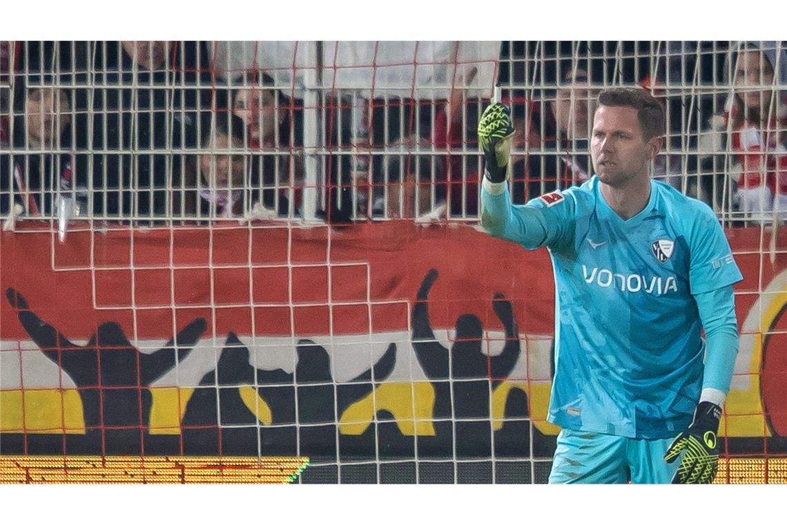 Punkte für den VfL Bochum – Einspruch von Union Berlin Bochums Torwart wurde von einem Gegenstand getroffen.