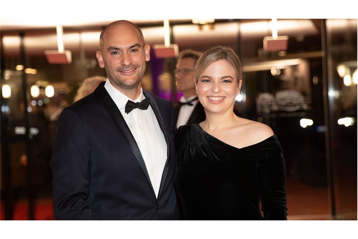 Bodenlang und schwarz – mit asymmetrischem Ausschnitt – war das Kleid von Katharina Schulze, der Ehefrau des baden-württembergischen Finanzministers Danyal Bayaz.