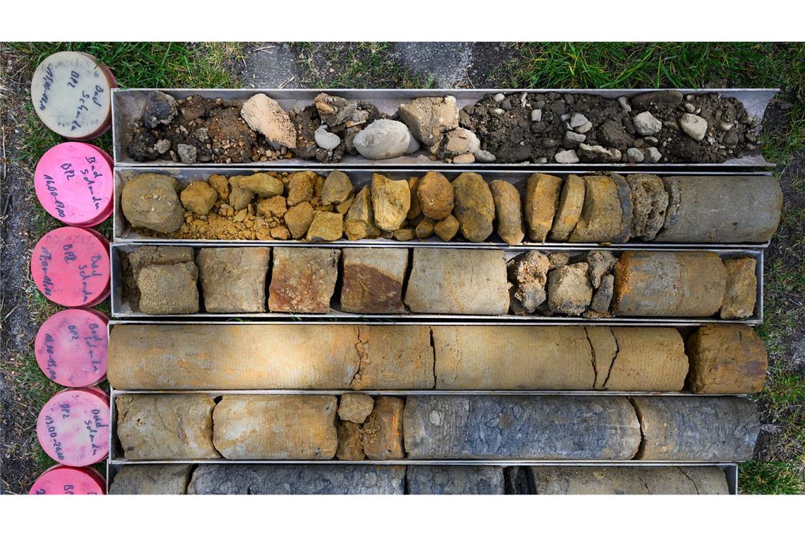 Bilder des Tages Bohrproben liegen bei Bohr- und Sondierungsarbeiten für eine potenzielle Behelfsbrücke über die Elbe in Bad Schandau auf dem Boden.