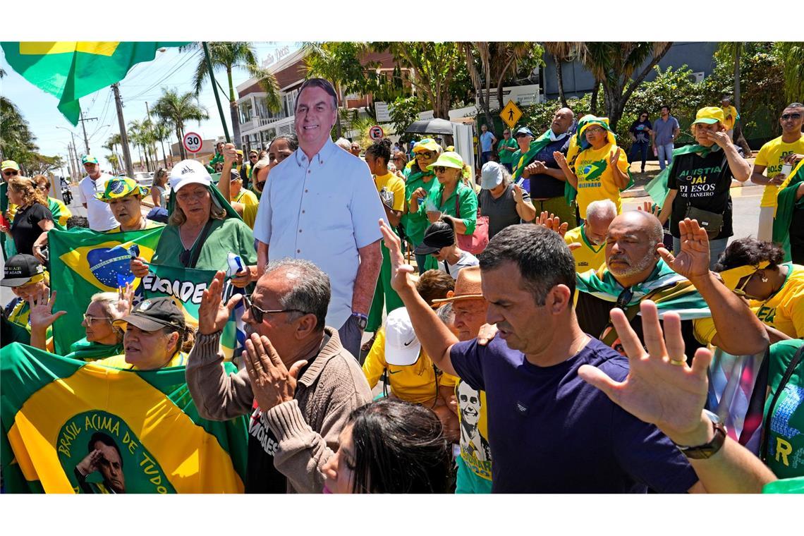 Ex-Präsident Bolsonaro in Brasilien vor historischem Urteil Bolsonaros Anhänger beten für den Ex-Präsidenten.