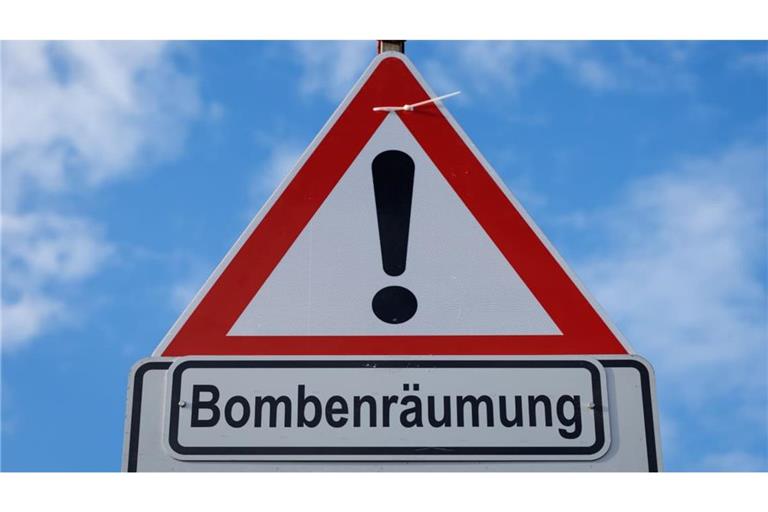 „Bombenräumung" steht auf einem Straßenschild. (Symbolfoto)