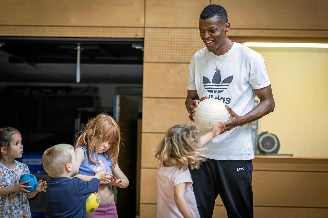 Zwei Glücksfälle für den Nachwuchsbereich der TSG Backnang 1846 Bomby Nyemb hat sein Engagement bei der TSG auf die Kindersportschule ausgeweitet.
