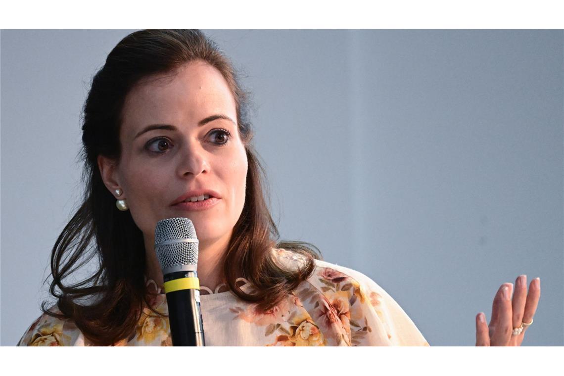 Bonita Grupp, Geschäftsführerin von Trigema, spricht beim Unternehmertag Baden-Württemberg im Vortragsraum auf dem Podium.