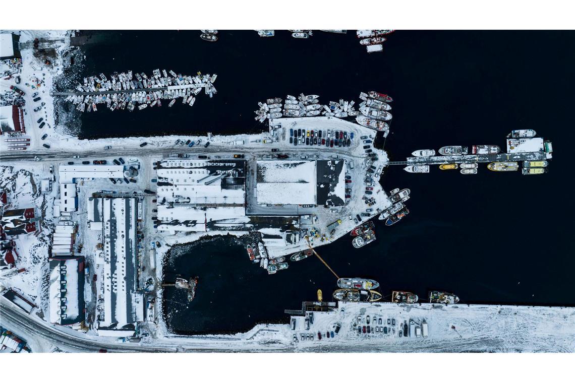 Boote liegen im Hafen von Nuuk in Grönland.