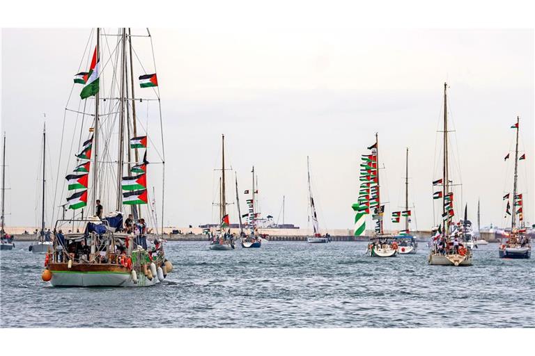 Boote mit Aktivisten und humanitärer Hilfe für die Palästinenser im Gazastreifen manövrieren im Hafen während einer symbolischen Verabschiedungszeremonie  (Archivfoto).