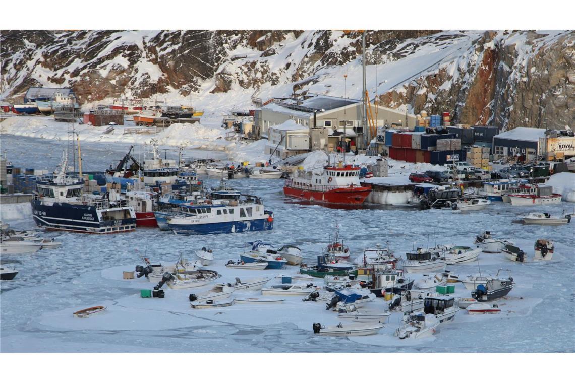 Grönlands Klima-Zwiespalt - und was Trump damit zu tun hat Boote und Schiffe im Hafen von Ilulissat.