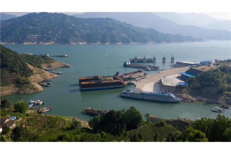 Boote und Schiffe liegen im Flussbecken von Zigui.