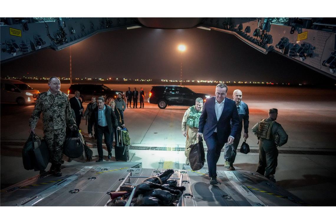 Bilder des Tages Boris Pistorius geht die Laderampe des Airbus A400M der Luftwaffe auf dem internationalen Flughafen von Bagdad für den Flug nach Erbil hinauf.