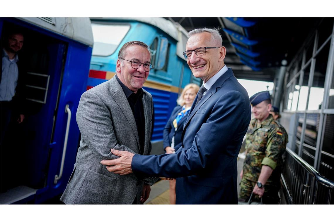 Bilder des Tages Boris Pistorius (SPD, l), Bundesminister der Verteidigung, kommt am Morgen mit einem Sonderzug am Hauptbahnhof in Kiew an und wird von Martin Jäger, deutscher Botschafter in der Ukraine begrüßt.