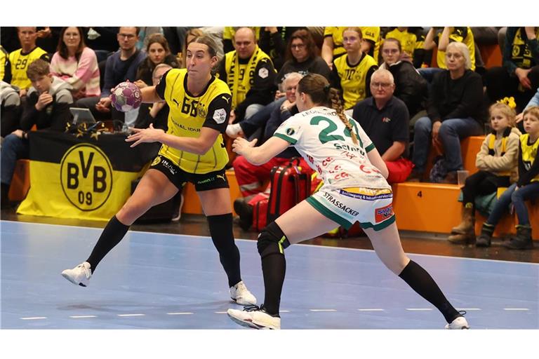 Borussia Dortmund (mit Dana Bleckmann/li.) gegen Frisch Auf Göppingen (mit Luisa Scherer): Ein Duell zweier aus dem Männersport bekannten Traditionsmarken.