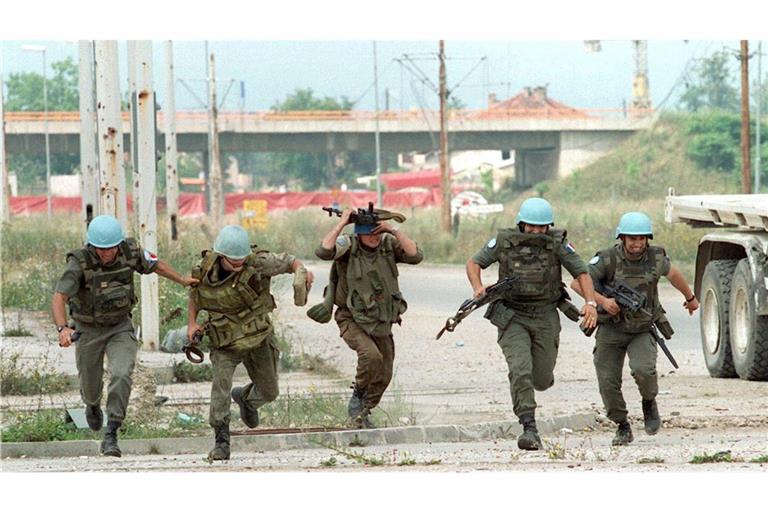 Bosnien, 1994: Französische und ukrainische UN-Soldaten flüchten, als serbische Scharfschützen das Feuer auf sie in der Innenstadt Sarajevos eröffnen. Haben Ausländer auf Zivilisten geschossen? Das wird heute ermittelt.