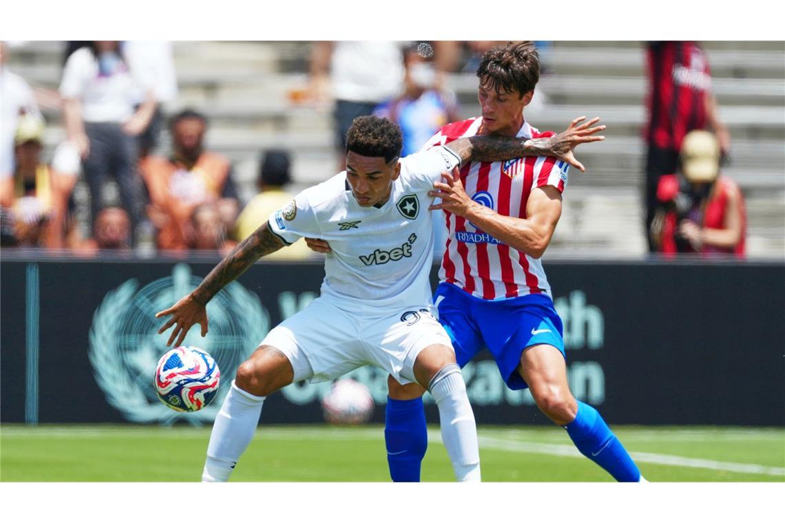 Botafogos Igor Jesus (l) und Atléticos Robin Le Normand kämpfen um den Ball.