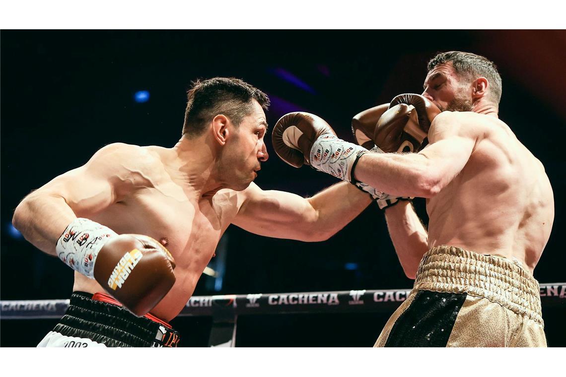 Bilder des Tages Boxer Felix Sturm (l) trifft seinen Gegner Benjamin Blindert. Der frühere Box-Weltmeister Sturm hat bei seinem Comeback im Alter von 46 Jahren einen ungefährdeten Sieg gefeiert.