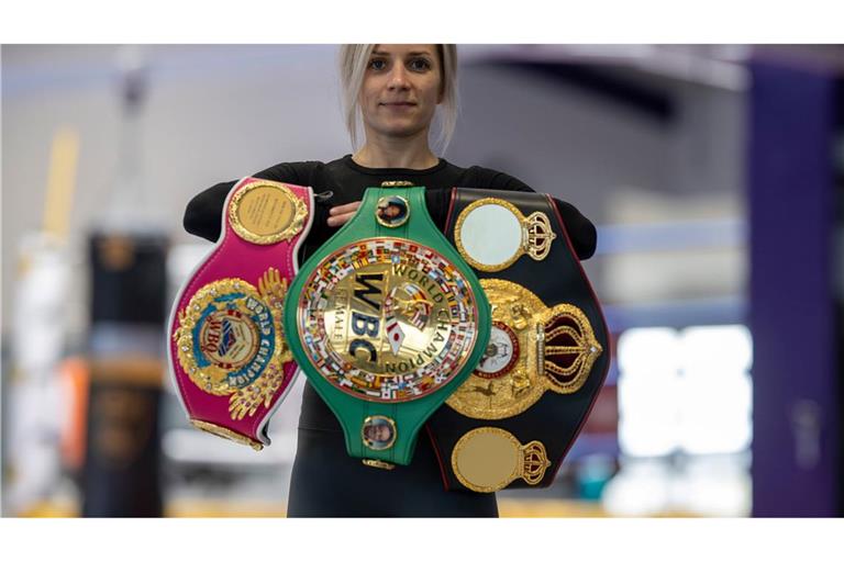 Boxerin Tina Rupprecht mit ihren drei WM-Gürteln - einer fehlt noch.