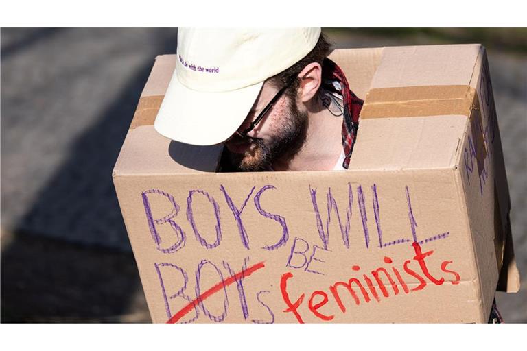 Boys will be Boys? Ein Teilnehmer einer Frauentagsdemonstration spricht sich dafür aus, dass Jungs lieber Feministen werden. (Archivbild)