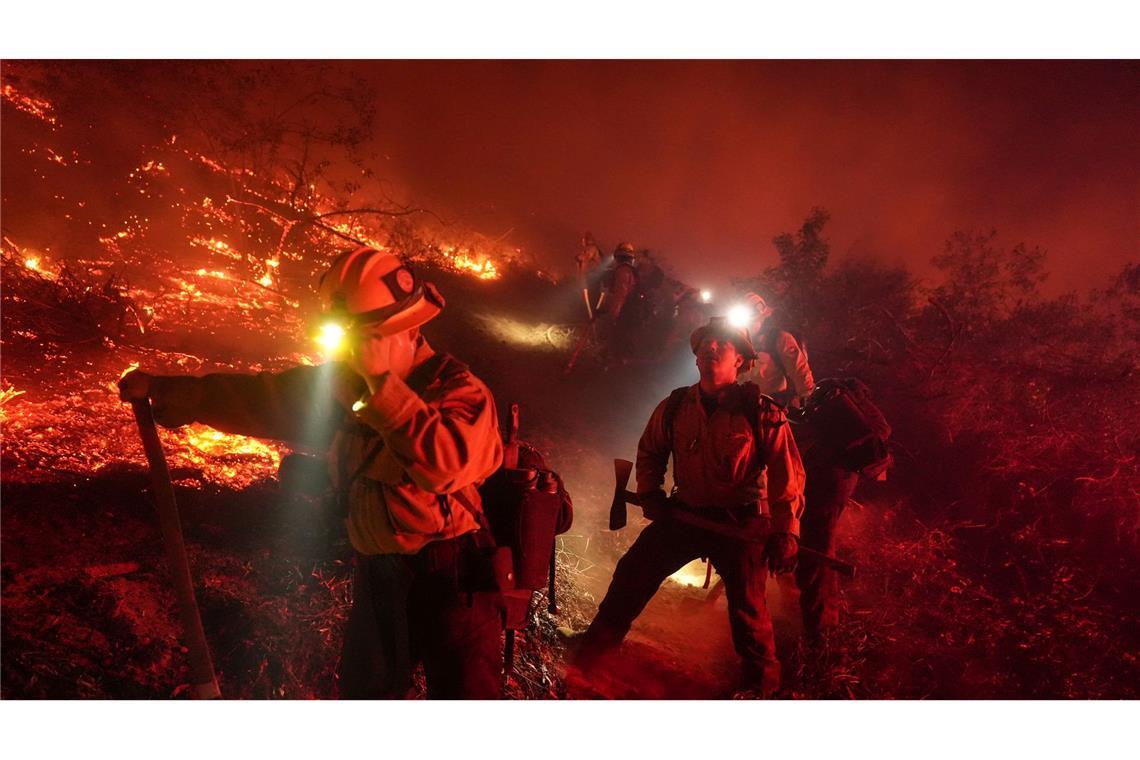 Bilder des Tages Brände in Kalifornien: Feuerwehrleute bekämpfen die Flammen.