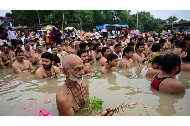 Brahmanen führen das Shravani-Ritual in der Stadt Prayagraj anlässlich des Raksha-Bandhan-Festes durch. Raksha Bandhan ist ein wichtiger Feiertag im Hinduismus.