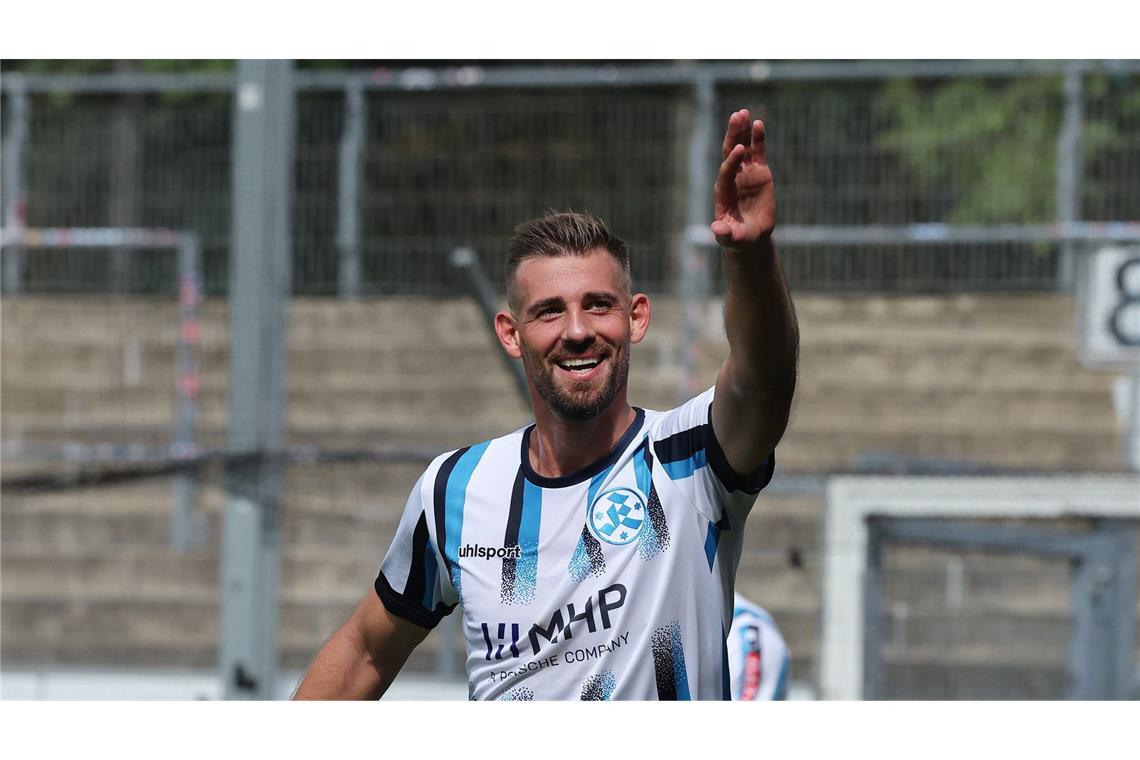 Braig grüßt nach seinem Tor Richtung Tribüne.