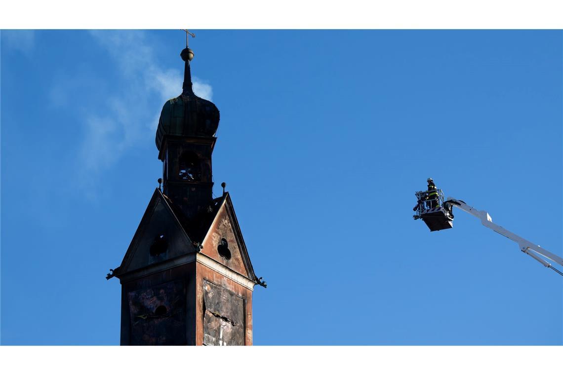 Bilder des Tages Brand in Altenheim: Rauch aus Turm – Mehrere Bewohner verletzt
