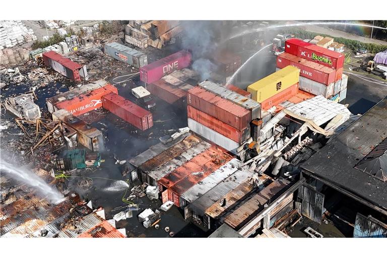 Brandbekämpfung an mehreren Stellen gleichzeitig: Der Großbrand im Hamburger Hafen hat rund 320 Einsatzkräfte beschäftigt.