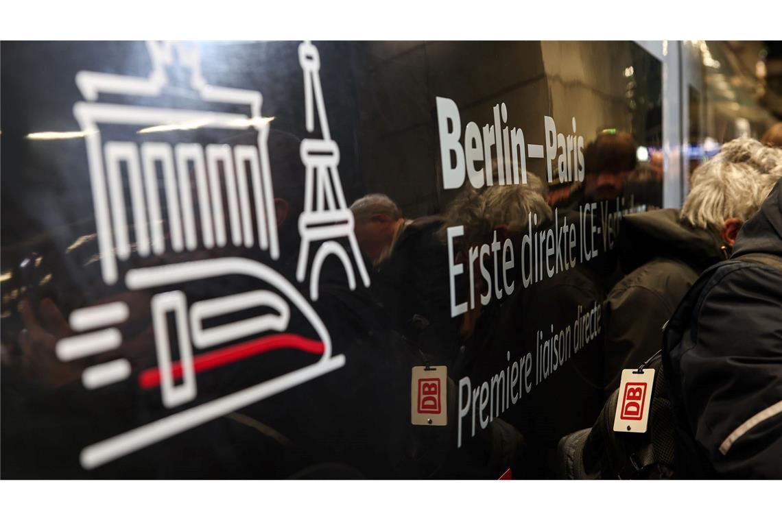 Erster Direkt-ICE fährt von Berlin nach Paris Brandenburger Tor und Eiffelturm - erstmals sind die beiden Hauptstädte nun mit einem ICE verbunden.