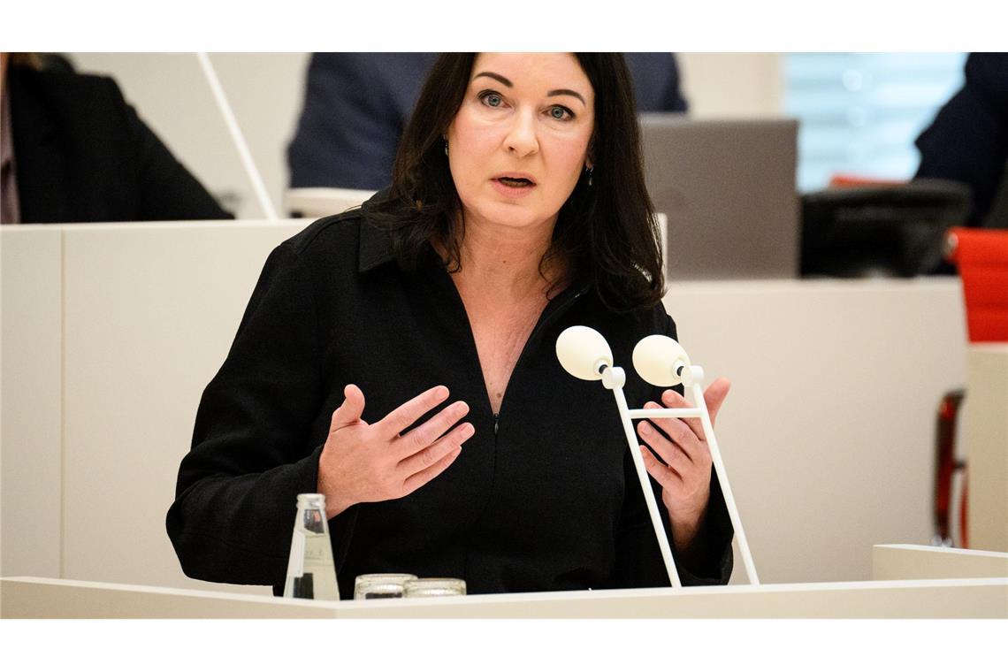 Krankenhäuser in Schieflage: Ministerin fordert Bundeshilfe Brandenburgs Gesundheitsministerin Britta Müller (parteilos) sieht den Bund in der Pflicht, für die Betriebskosten der Krankenhäuser ausreichende Mittel zu zahlen.