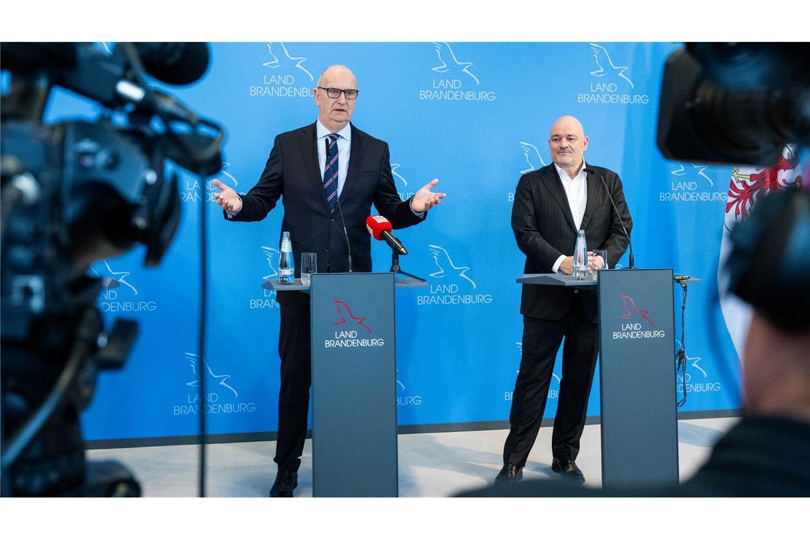 Brandenburgs Ministerpräsident Dietmar Woidke (SPD) hat die SPD/BSW-Koalition im Beisein von Vize-Regierungschef und Ex-BSW-Mitglied Robert Crumbach für beendet erklärt.