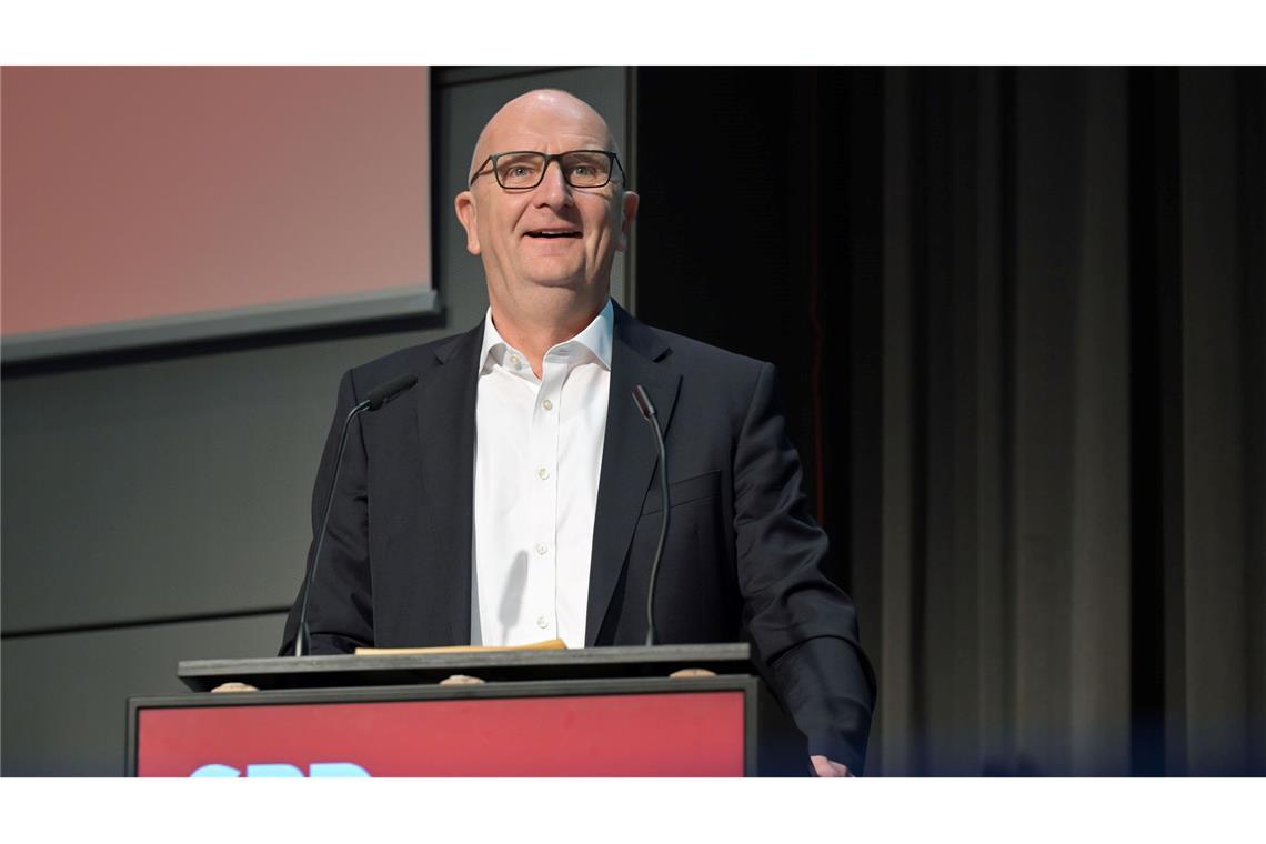SPD und BSW in Brandenburg billigen erste Rot-Lila-Koalition Brandenburgs SPD-Ministerpräsident Dietmar Woidke hält den Koalitionsvertrag mit dem BSW für gut, aber bezeichnet die Verhandlungen als hart.