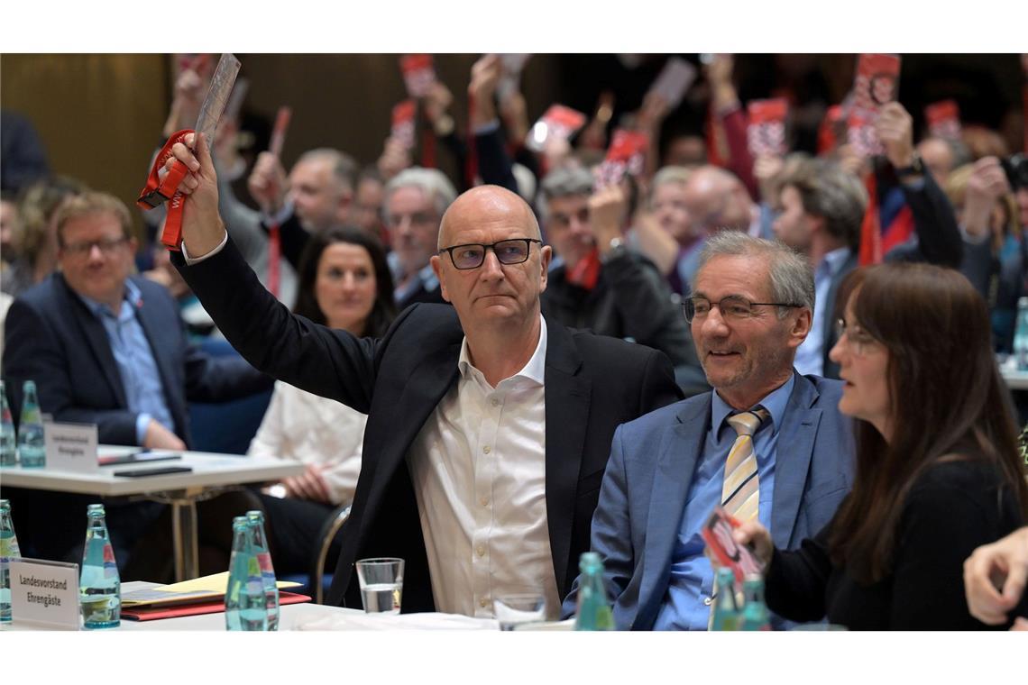 SPD und BSW in Brandenburg billigen erste Rot-Lila-Koalition Brandenburgs SPD-Ministerpräsident Dietmar Woidke hält den Koalitionsvertrag mit dem BSW für gut, aber bezeichnet die Verhandlungen als hart.