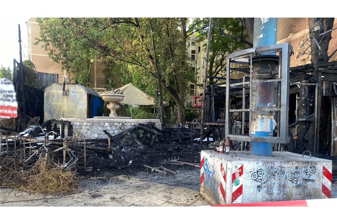 Großes Feuer am bekannten Technoclub „Wilde Renate“ Brandreste sind nach einem Feuer hinter einer Polizeiabsperrung am Club „Wilde Renate“ in Friedrichshain zu sehen.