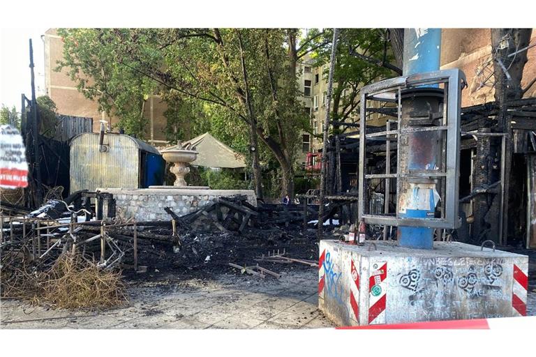 Brandreste sind nach einem Feuer hinter einer Polizeiabsperrung am Club „Wilde Renate“ in Friedrichshain zu sehen.