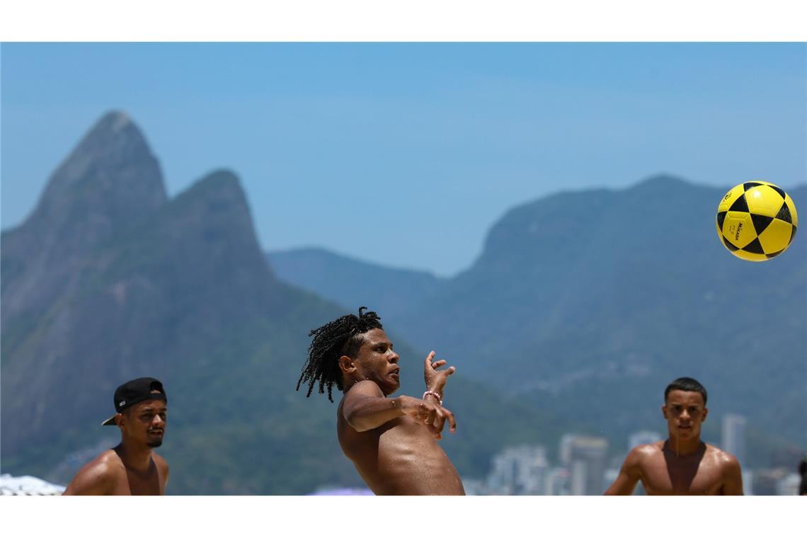 Brasilianer spielen bei 32 Grad nach den Weihnachtstagen Fußball am Strand in Rio de Janeiro.