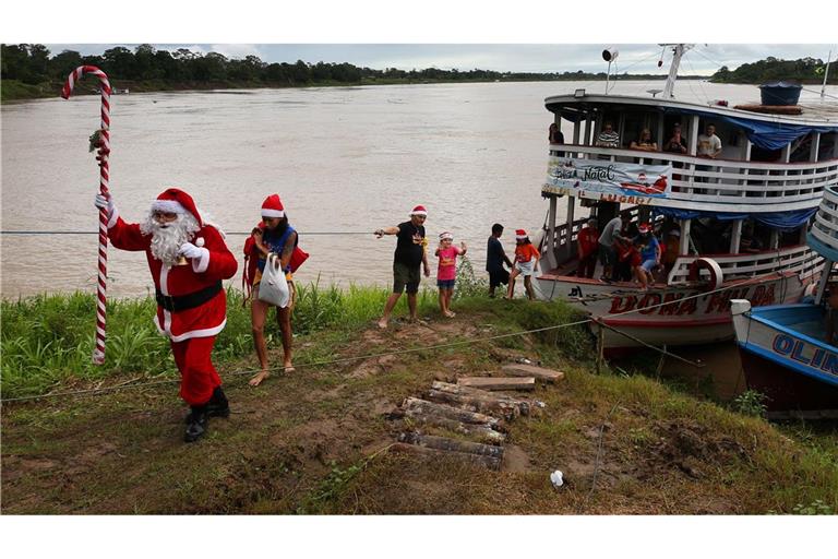 Brasilien: Weihnachtsmann überrascht Kinder in Flussgemeinde Careiro da Varzea