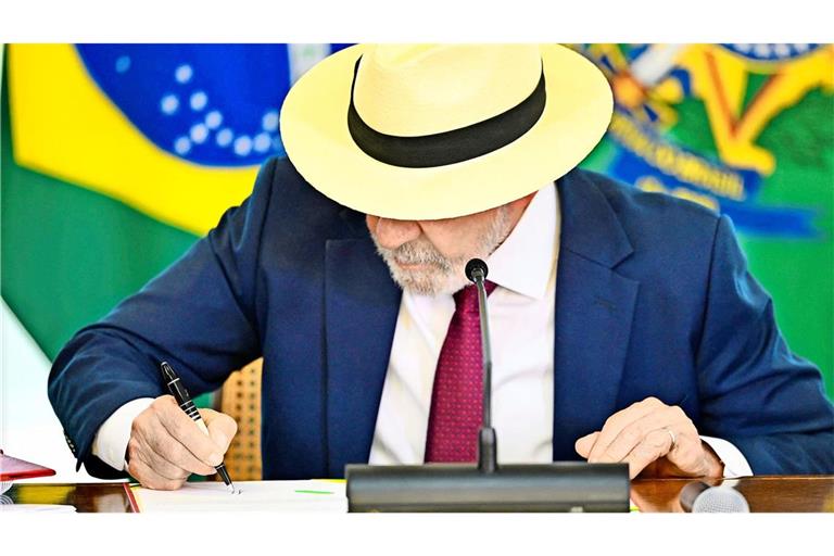 Brasiliens Präsident Luiz Inacio Lula da Silva unterzeichnet das Papier, mit dem das Mercosur-Abkommen in seinem Land umgesetzt wird.