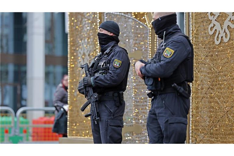 Brauchtum unter Polizeischutz: Polizisten sichern die Eröffnung vom Magdeburger Weihnachtsmarkt.