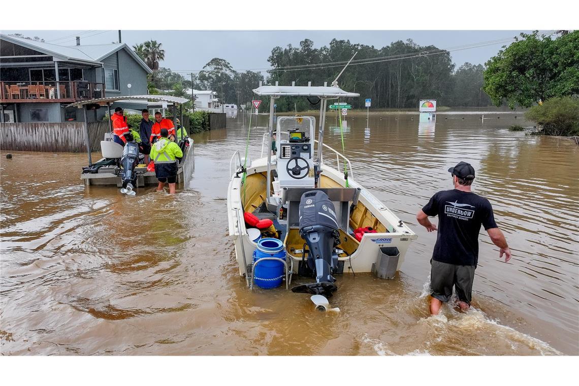 Schon fünf Tote bei massiven Überschwemmungen in Australien Braune Wassermassen, wohin das Auge reicht - Augenzeugen sprechen von einer Katastrophe.