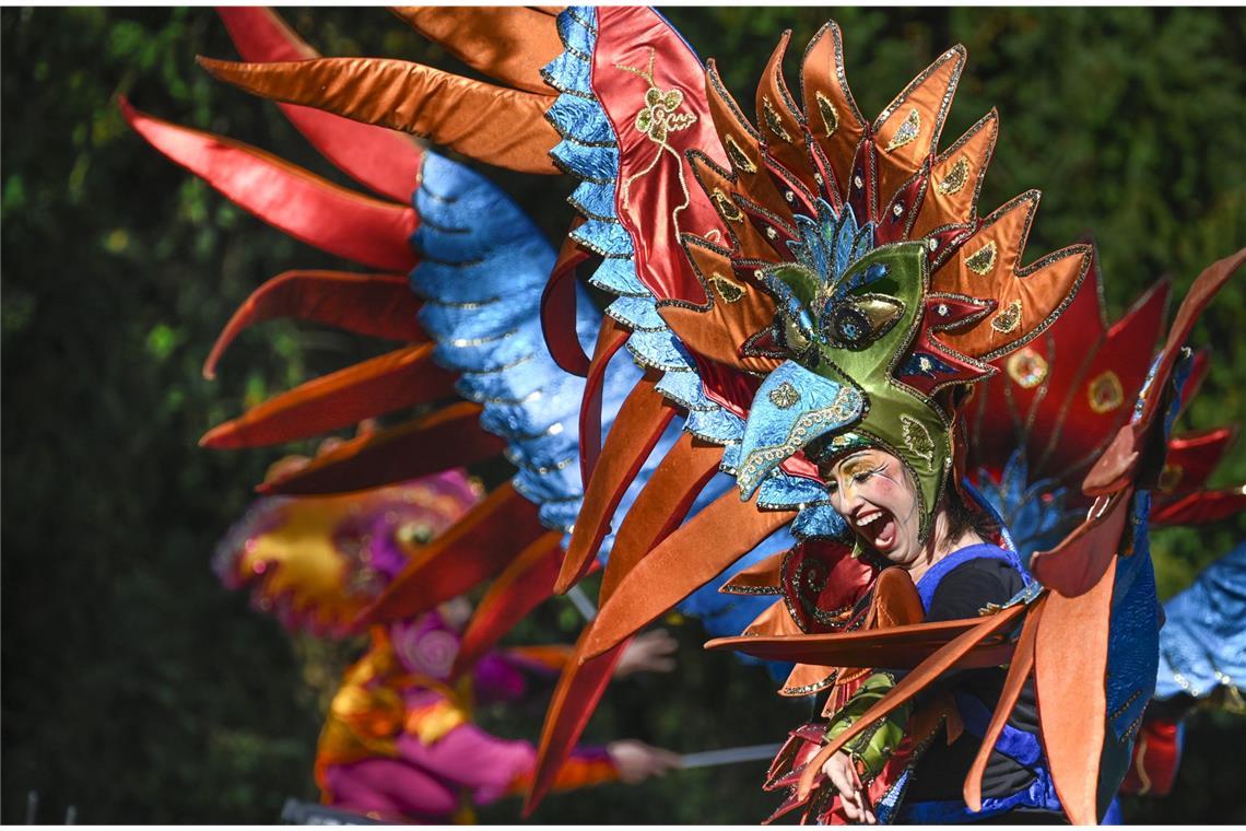 Warum ist der 11.11. Karnevalsbeginn? Bremen: Menschen in bunten Verkleidungen machen beim 37. Bremer Sambakarneval am 8. und 9. Juli 2022 mit. Der Sommerkarneval findet in den Bremer Wallanlagen statt. Masken-, Samba- und Stelzengruppen, Akrobatinnen, Tänzer, Weltmusik-DJ’s und weitere Künstler kommen aus Bremen, dem Umland und aus verschiedenen Regionen Deutschlands.
