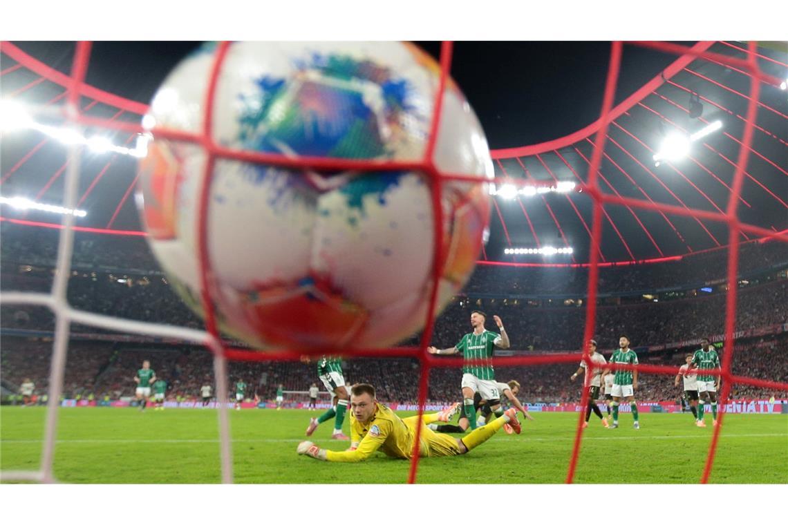 Bremens Torhüter Karl Hein kann den Treffer zum 2:0 durch Münchens Kane nicht halten.