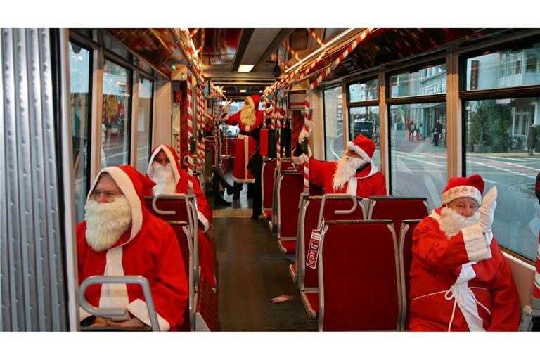 Bremer Weihnachtsmänner fahren eine erste Runde mit der Weihnachtsbahn zum Rathaus.