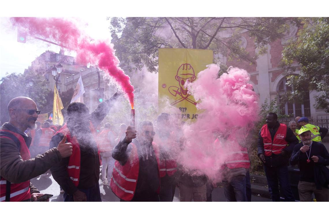 Bilder des Tages Brennende Fackeln in Colmar: Gewerkschaften protestieren lautstark gegen Sparpläne